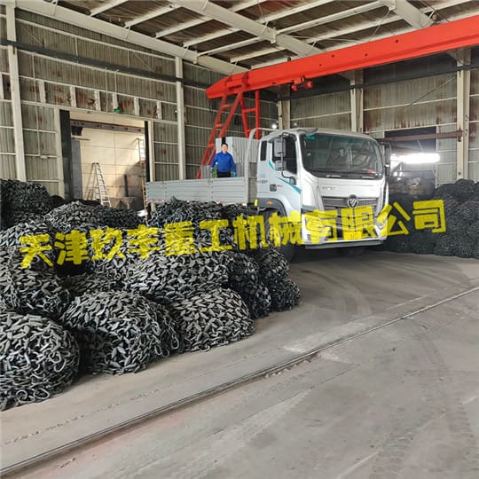 天津玖丰重工机械有限公司车间轮胎?；ち纯獯? title=